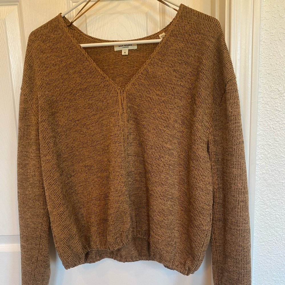 Long sleeve casual top .
